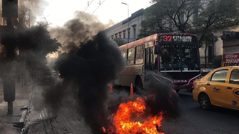 Hubo quema de cubiertas sobre avenida Vélez Sársfield.