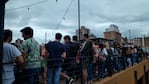 Hubo varios estudiantes que se recibieron y fueron a festejar al bar que estaba abierto.