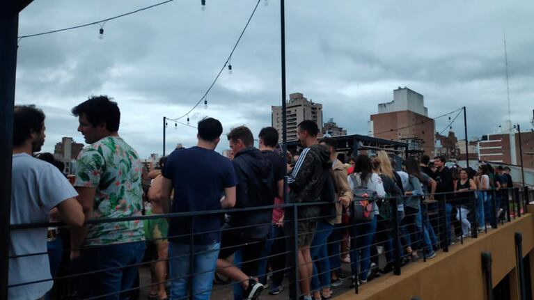 Hubo varios estudiantes que se recibieron y fueron a festejar al bar que estaba abierto.