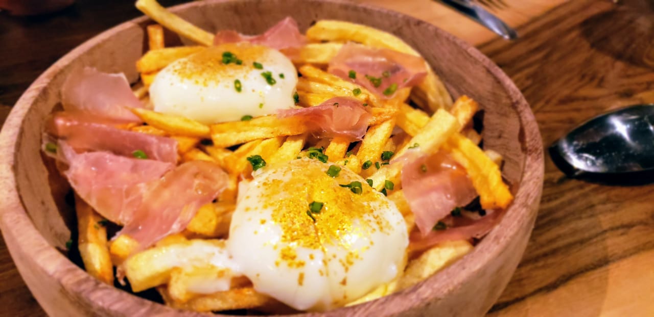 Huevos y papas, un clásico con toques renovados.