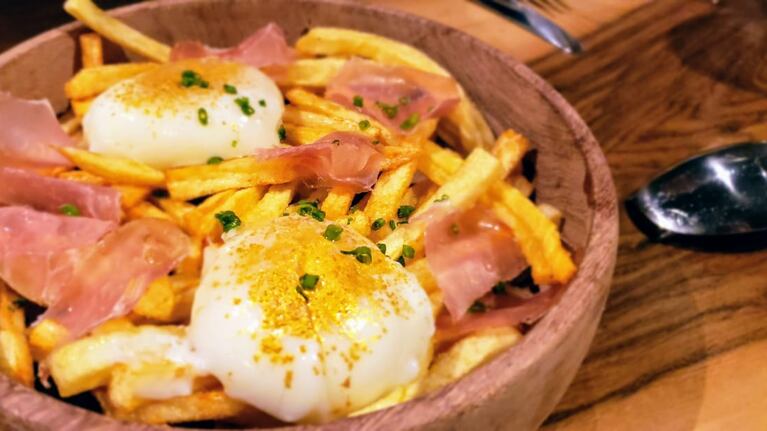 Huevos y papas, un clásico con toques renovados.