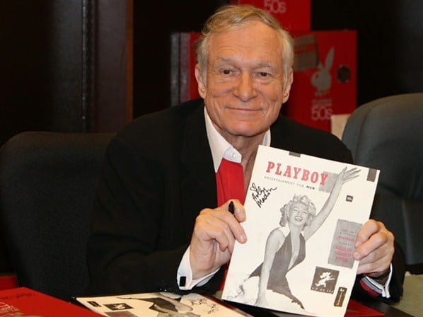 Hugh Hefner con la primera tapa de Playboy que llevó a Marilyn Monroe-