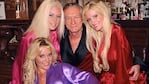 Hugh Hefner junto a algunas de sus famosas "conejitas".