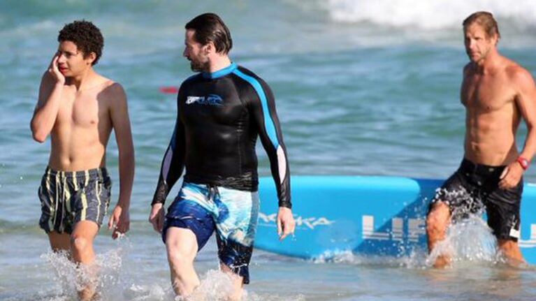 Hugh Jackman rescató a su hijo del mar.