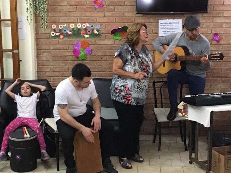 Hugo Dante cantó con su mamá en un geriátrico