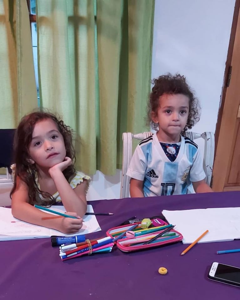 Hugo Dante le da clases a sus hijas en casa