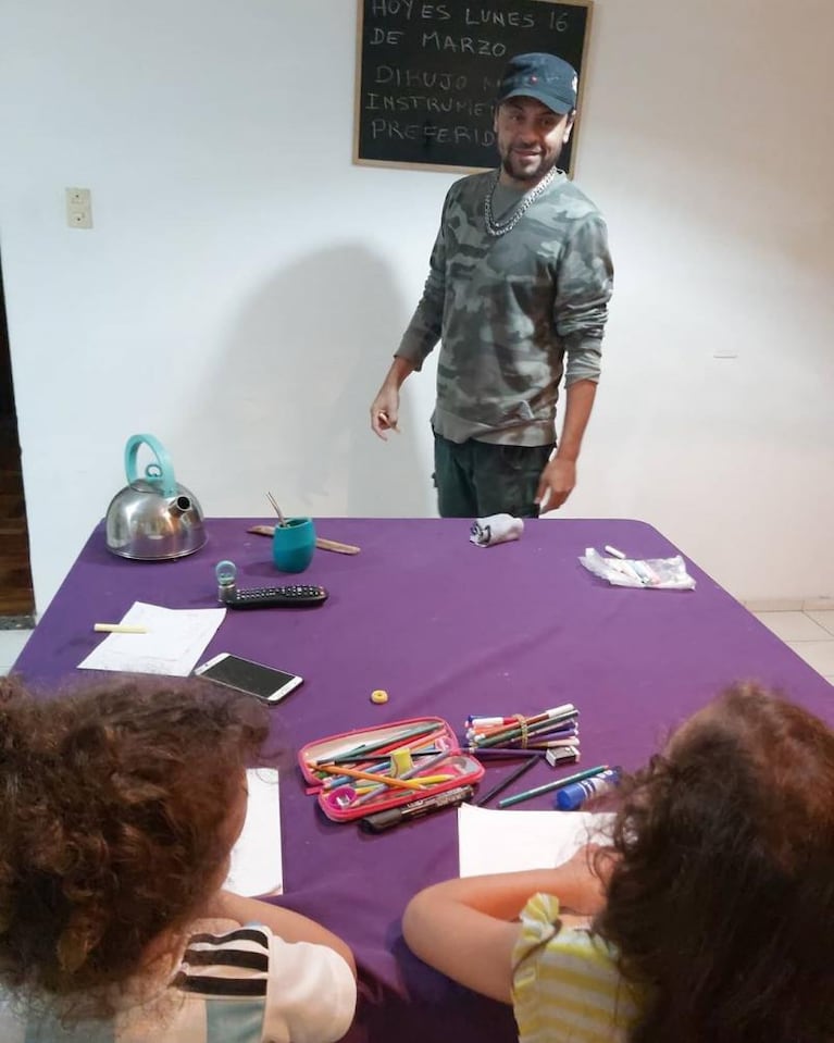 Hugo Dante le da clases a sus hijas en casa