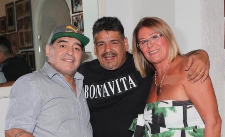Hugo Maradona junto a su hermano y  su esposa.