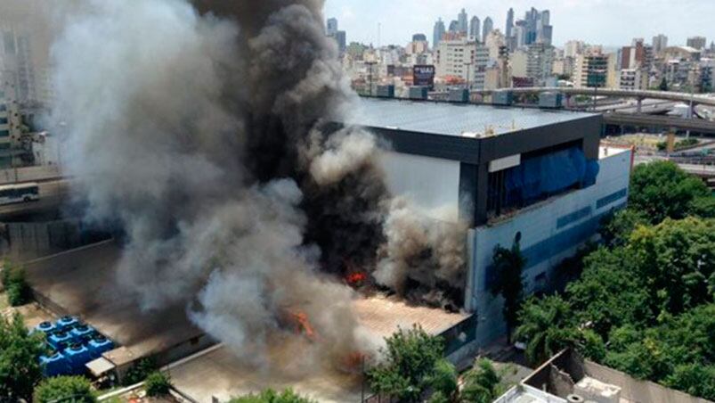 Humo muy espeso y negro en el edificio de Artear.