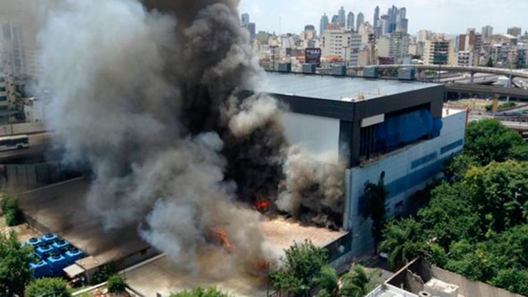 Humo muy espeso y negro en el edificio de Artear.