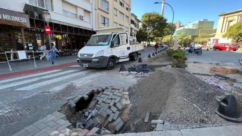 Hundimiento de un camión en avenida Chacabuco.