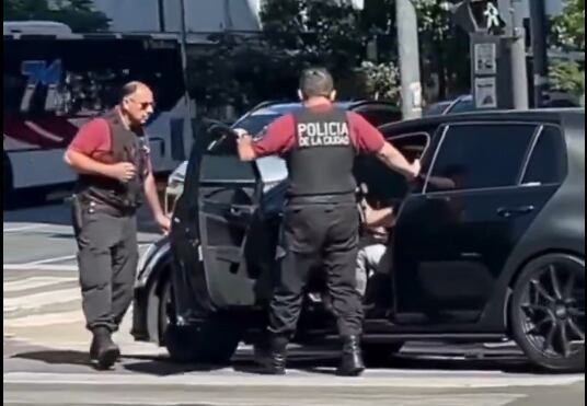 Huyó de un control y casi atropella a un policía: lo descubrieron por TikTok