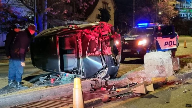 Iba alcoholizado, tumbó, lo rescataron del auto y se acostó a dormir