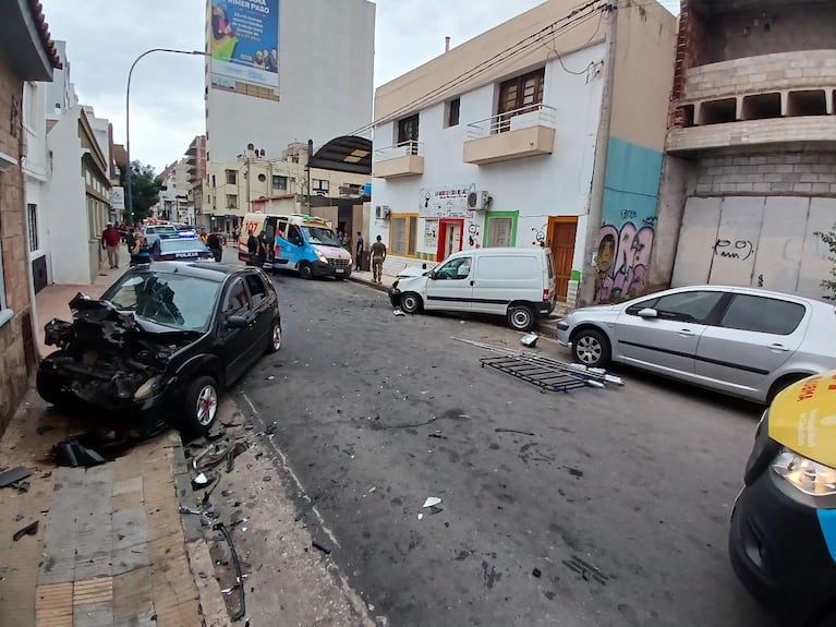 Iba en contramano por el centro de Córdoba, embistió a 3 personas, siguió y chocó a un auto: hay heridos