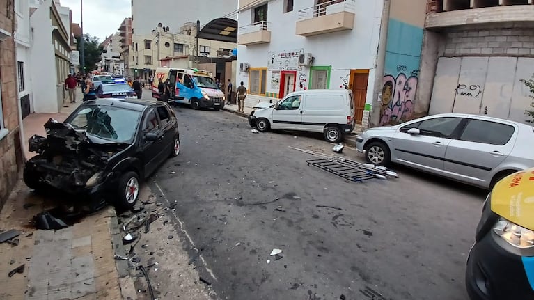 Iba en contramano por el centro de Córdoba, embistió a 3 personas, siguió y chocó a un auto: hay heridos
