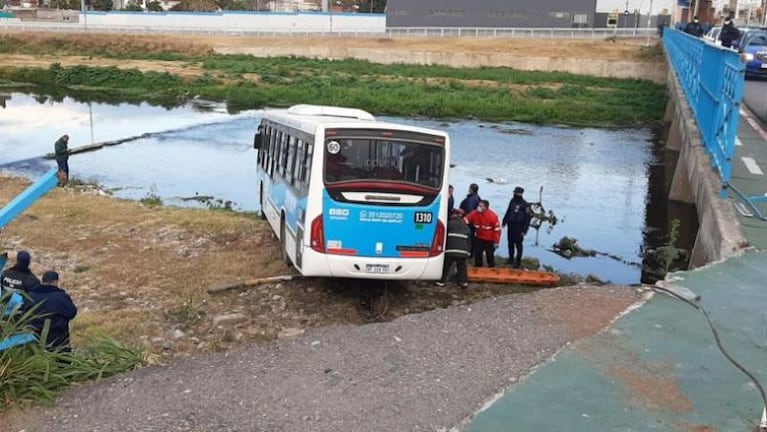 Iba en el colectivo que cayó al río, quedó postrado y reclama asistencia médica