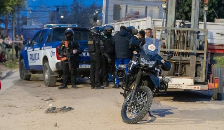Iba en moto, chocó con un camión y murió: investigan el rol de policías que la perseguían