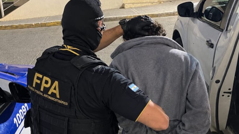 Iba en moto con su pareja y terminó detenido porque tenía una restricción de acercamiento