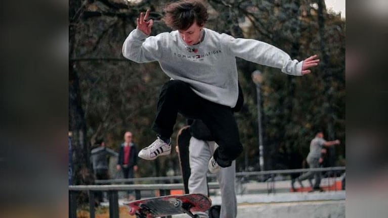 Iba en su skate, un vecino lo atacó y casi se van a las trompadas: el video viral