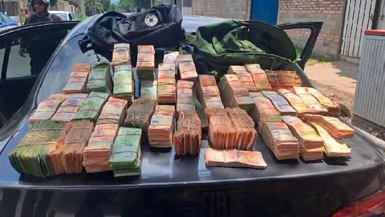 Iba en un auto con patente trucha y escondía una millonaria suma de dinero