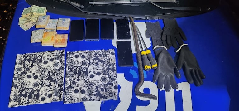 Iban con dólares en un coche de lujo y no lo supieron explicar.
