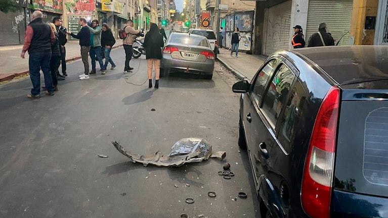 Iban contramano, casi chocan con un patrullero y al escapar causaron un accidente