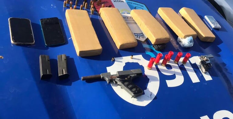 Iban en taxi con panes de marihuana y armas de fuego: fueron detenidos junto al chofer
