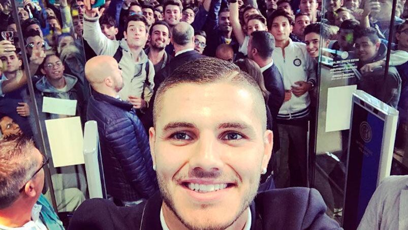 Icardi festejó la extensión con los hinchas del Inter.