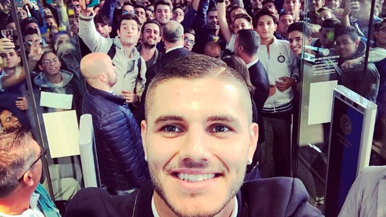 Icardi festejó la extensión con los hinchas del Inter.