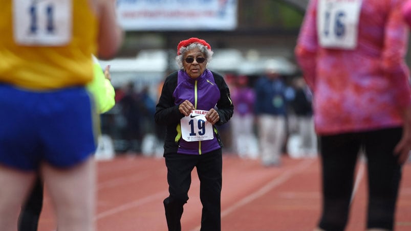 Ida Keeling  corrió los cien metros,  y festejó haciendo flexiones.