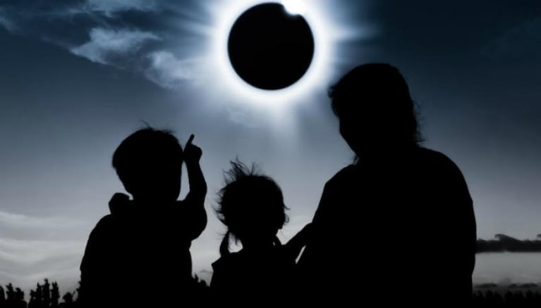 Identificaron el objeto volador que pasó por el sol durante el eclipse