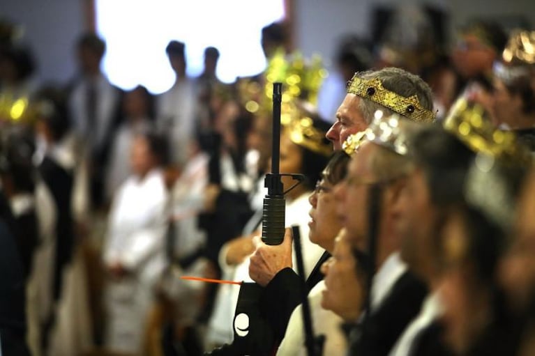 Iglesia celebra el matrimonio con rifles en mano