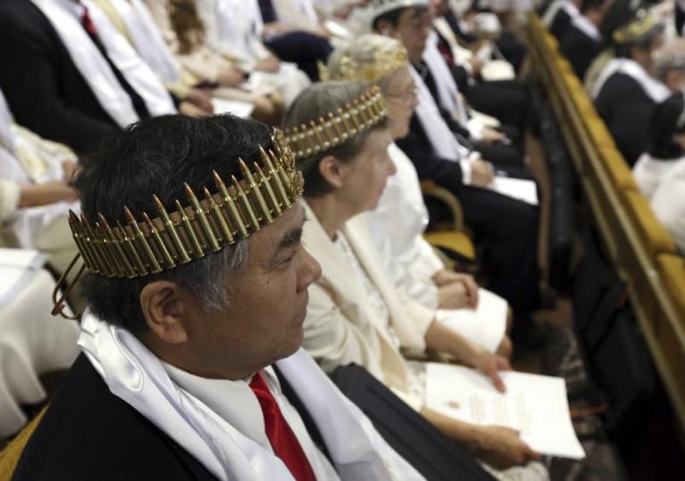 Iglesia celebra el matrimonio con rifles en mano