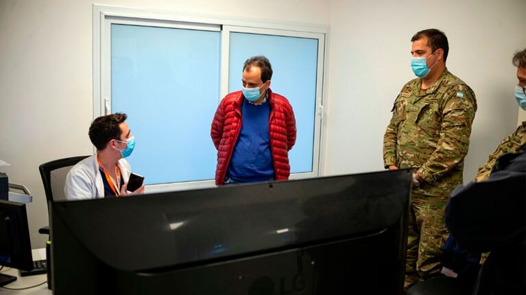 Ignacio Martín, con el intendente Llamosas en su consultorio: también atendía en dispensarios.
