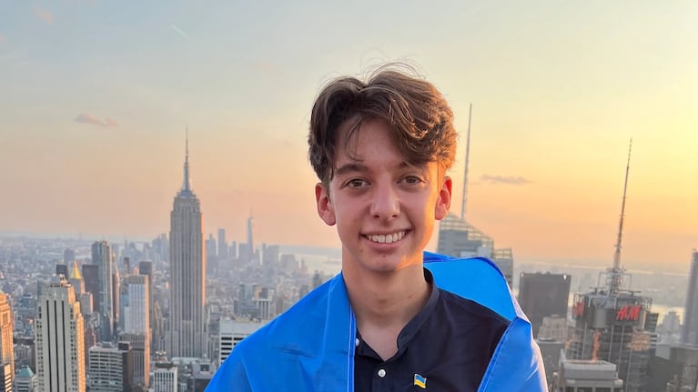 Igor Klymenko luego de recibir el trofeo en Nueva York.