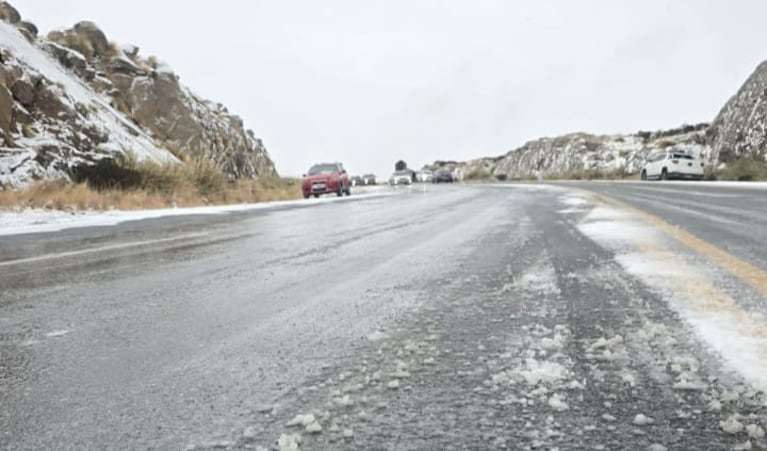 Imagen: Corte en las Altas Cumbres por la intensa caída de nieve. Imagen: Lucho Casalla / El Doce. 