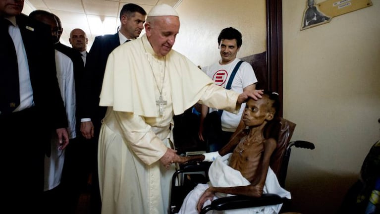 Imágenes conmovedoras de la visita del Papa a un hospital en República Centroafricana. Foto: Reuters.