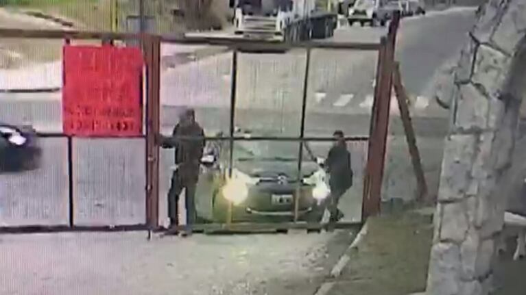 Impacta ver cómo el delincuente se lleva el auto y huye raudamente.