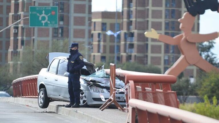 Impactante accidente de un auto que quedó "colgando" del puente. Foto: José Hernández/La Voz