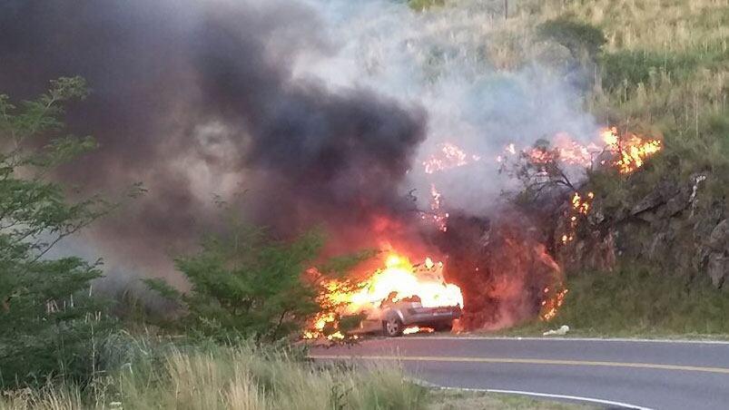 Impactante: así se incendió un auto en plena ruta