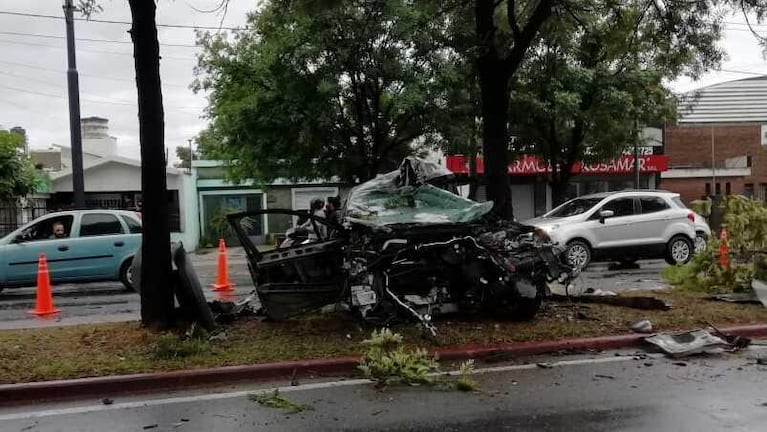 Impactante choque en la avenida Fuerza Aérea: el conductor está grave