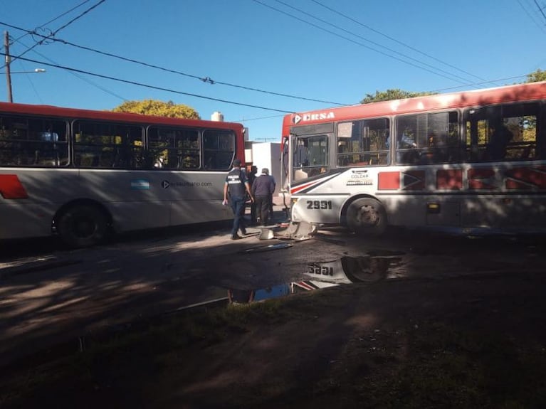 Impactante choque entre dos colectivos urbanos de ERSA: pasajeros y un chofer, heridos