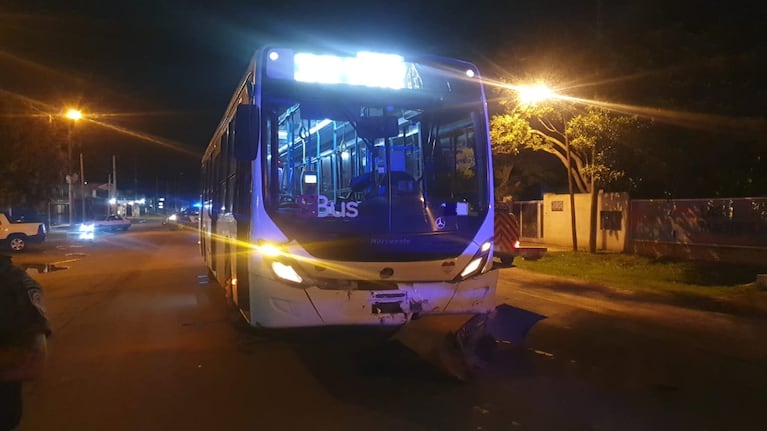 Impactante choque entre un auto y un colectivo.