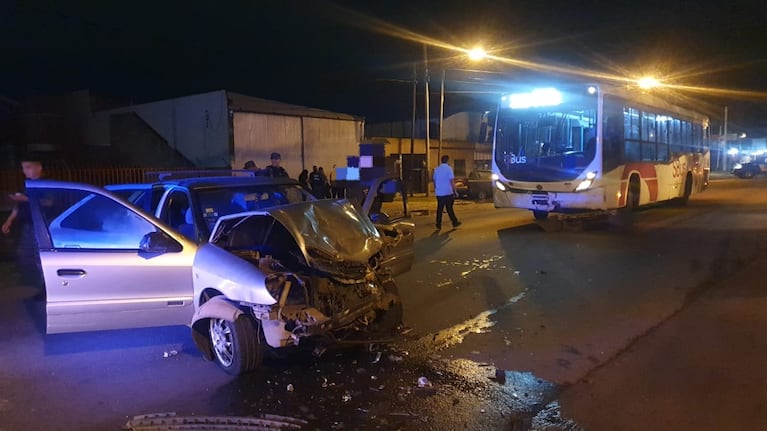 Impactante choque entre un auto y un colectivo.