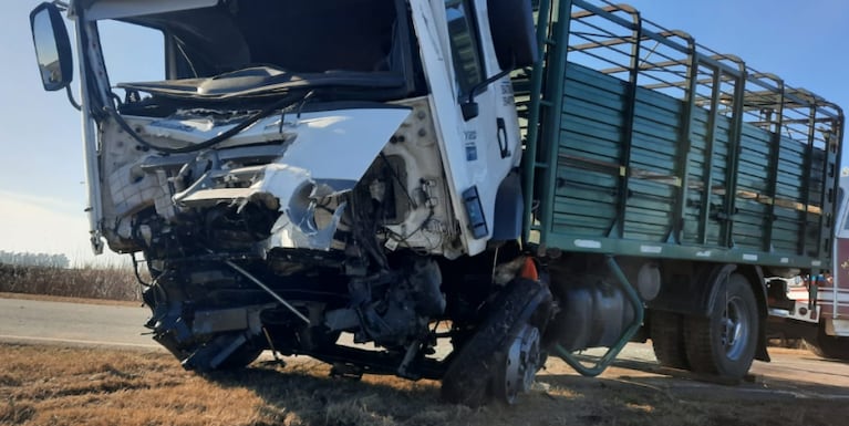 Impactante choque entre un camión y una camioneta: hay dos muertos