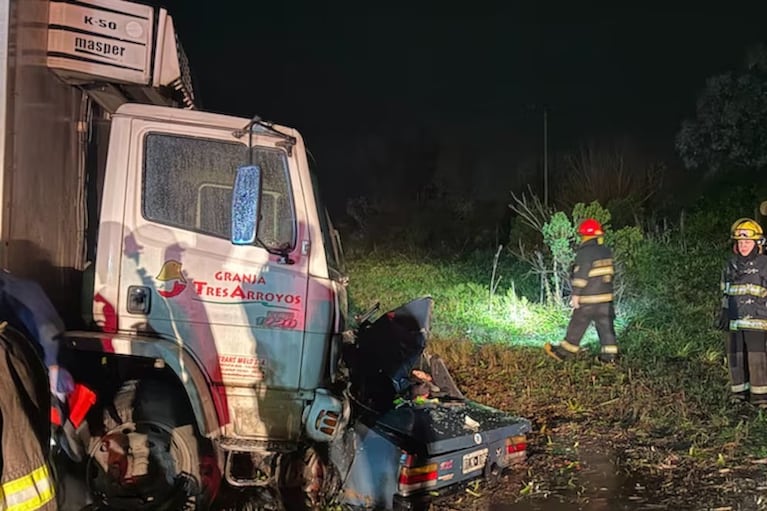 Impactante choque frontal entre un camión y un auto en Exaltación de la Cruz. (Gentileza El Civismo)