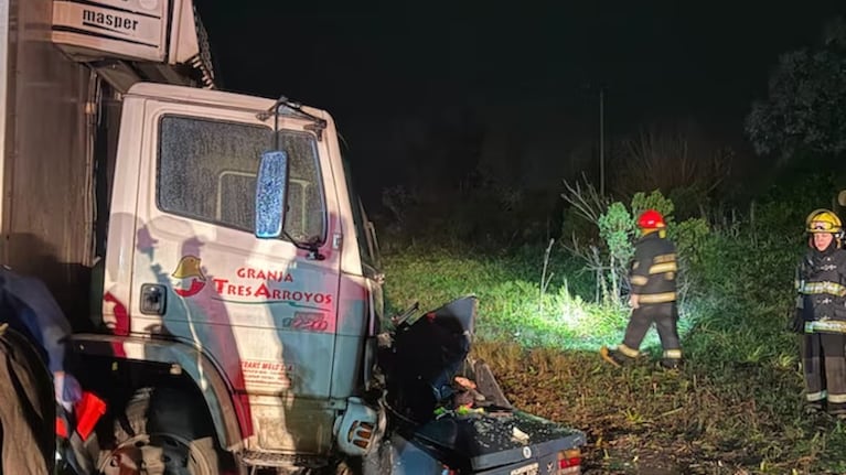 Impactante choque frontal entre un camión y un auto en Exaltación de la Cruz. (Gentileza El Civismo)
