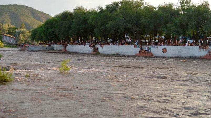 Impactante crecida del río San Antonio. 
