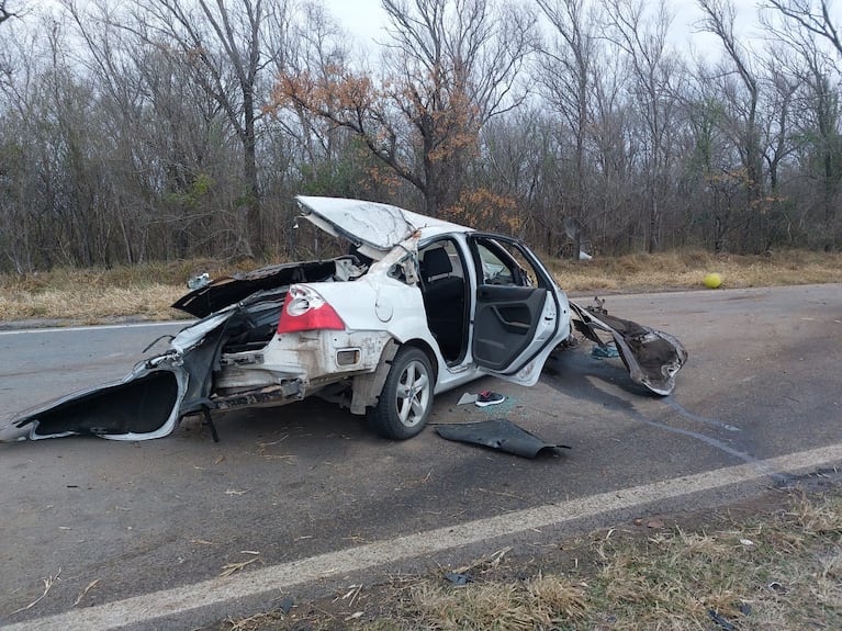 Impactante despiste en el ingreso a Oncativo: murió una mujer que salió despedida del auto