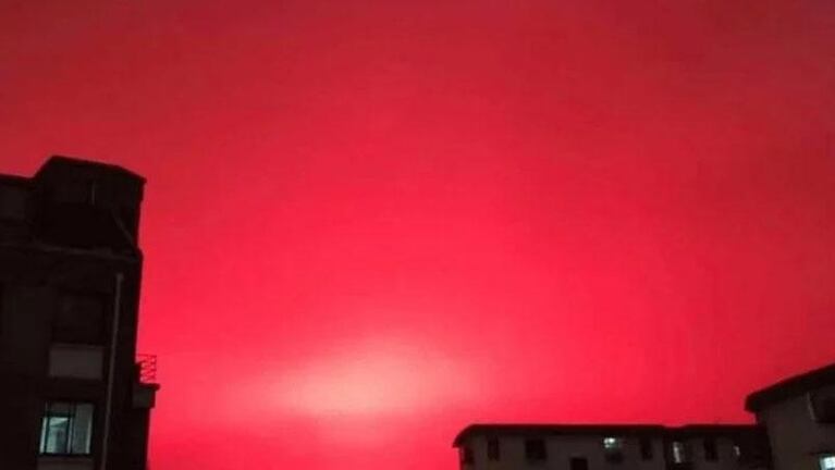 Impactante: el cielo se tiñó de rojo en una ciudad de China y causó temor en la gente